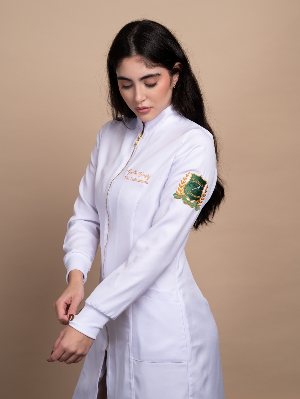 Jaleco feminino de gola alta com bordados personalizados