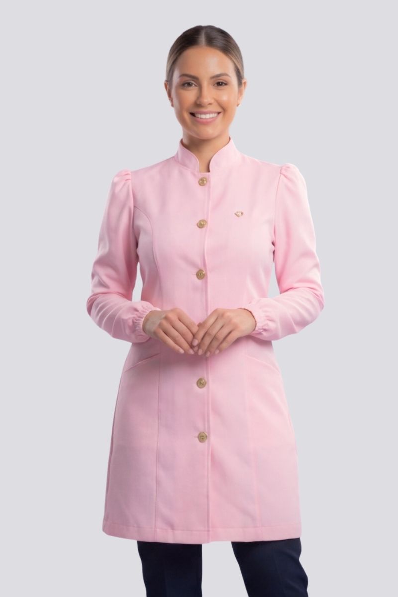 Jaleco feminino rosa com gola padre e botões dourados